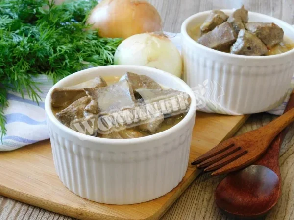 Печінка, тушкована в сметані з цибулею