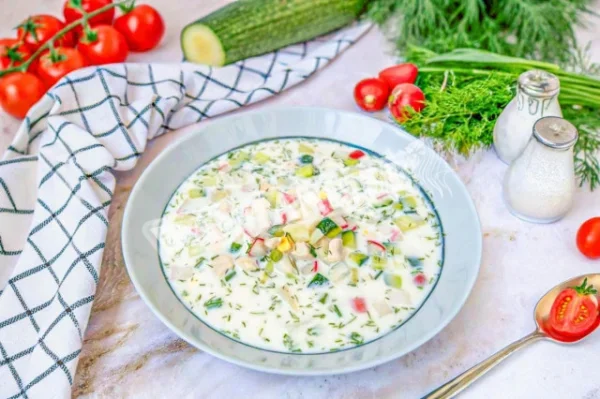 Смачна окрошка з куркою на кефірі