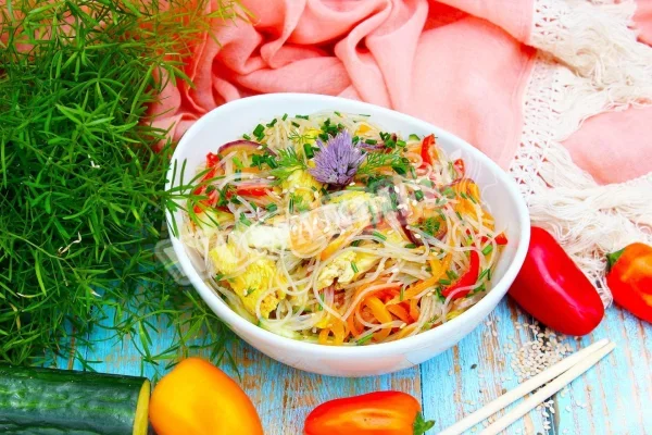 Салат з фунчозою і куркою