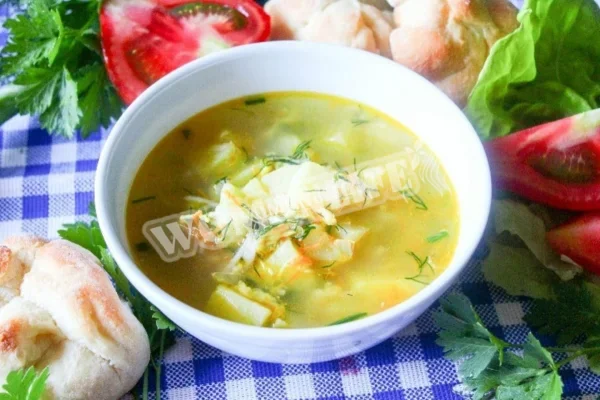 Курячий суп з яйцем і локшиною