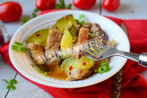 Свинина з кабачками, тушкована на сковороді