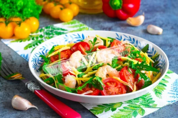 Салат з руколою, помідорами та креветками