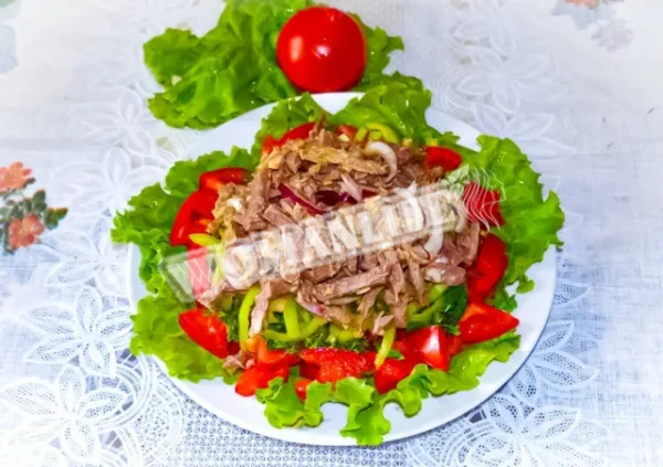 Салат з яловичиною, болгарським перцем і соєвим соусом