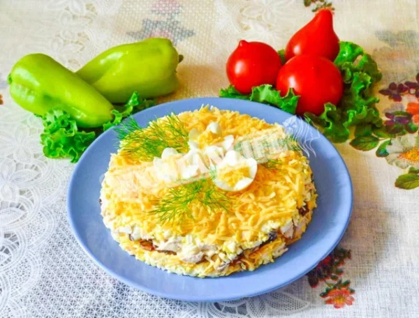 Фантазійний салат з куркою