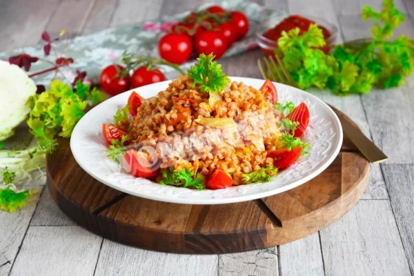 Гречка з капустою, тушкована на сковороді