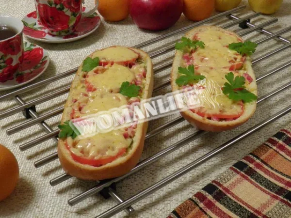 Лінива піца з копченою ковбасою та маринованими огірками