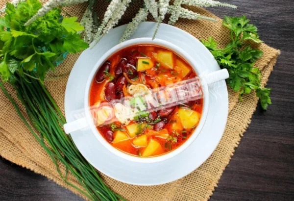 Суп з консервованою квасолею і куркою