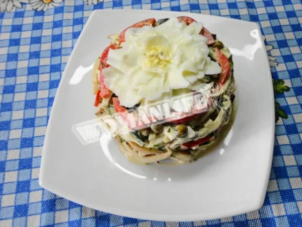 Салат з кальмарами і горошком