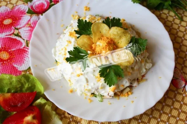 Салат Орхідея з чіпсами та куркою