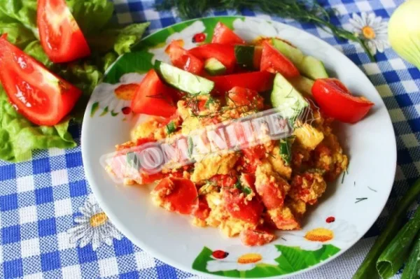 Яєчня з помідорами на сковороді
