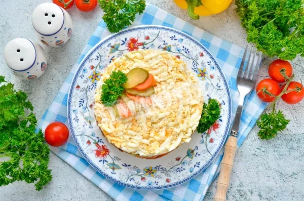 Салат з кільки в томатному соусі