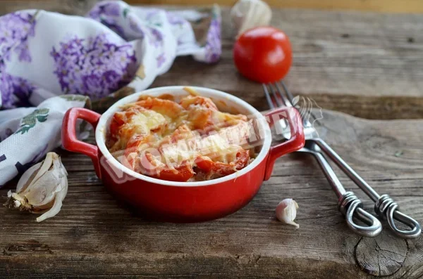 Свиняча грудка з сиром і помідорами в духовці