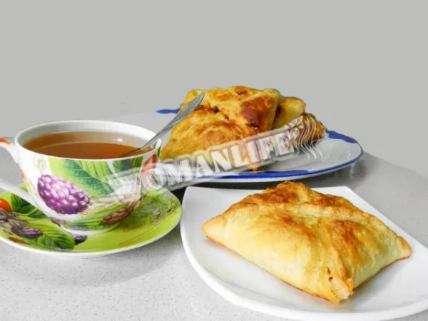 Листкові тістечка з куркою та грибами