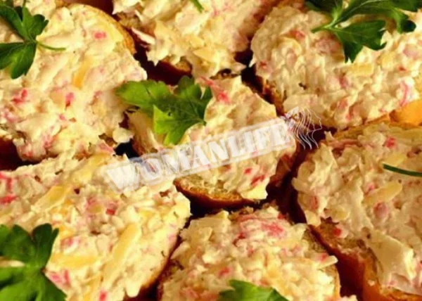 Бутерброди з крабовими паличками, сиром і сметаною