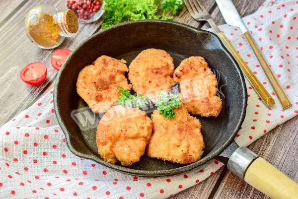 Паніровані курячі грудки на сковороді