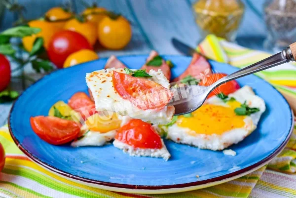 Яєчня з помідорами і ковбасою