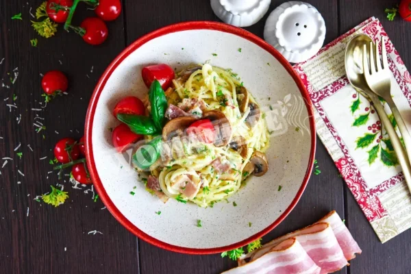 Паста карбонара з грибами, беконом і вершками