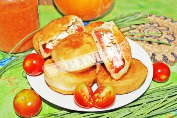 Пироги Бомби з помідорами та сиром