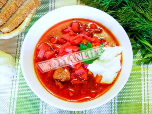 Гарячий класичний буряковий суп з м'ясом