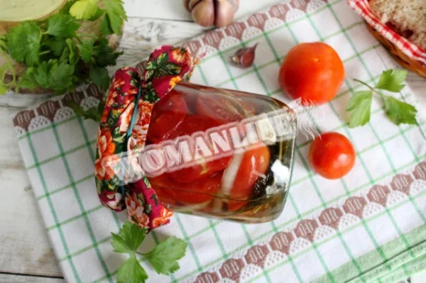 Скибочки помідорів з цибулею і маслом на зиму