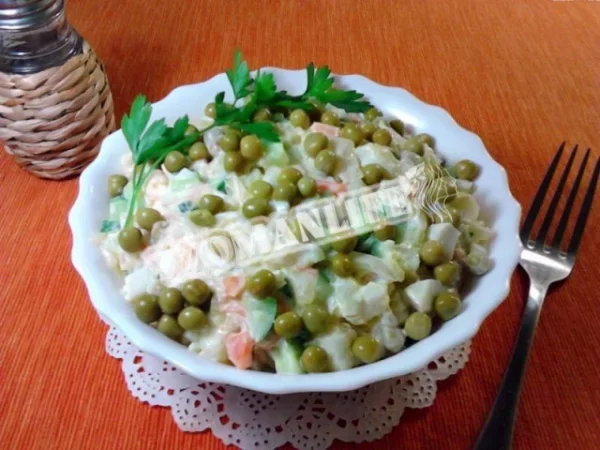 Салат з квашеної капусти з картоплею та огірками