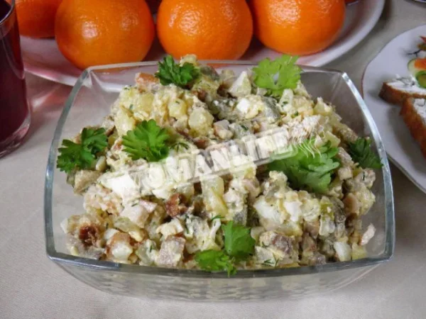 Салат Боярський з куркою і грибами