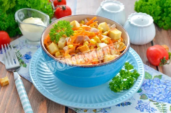 Салат «Карусель» з корейською морквою і грінками