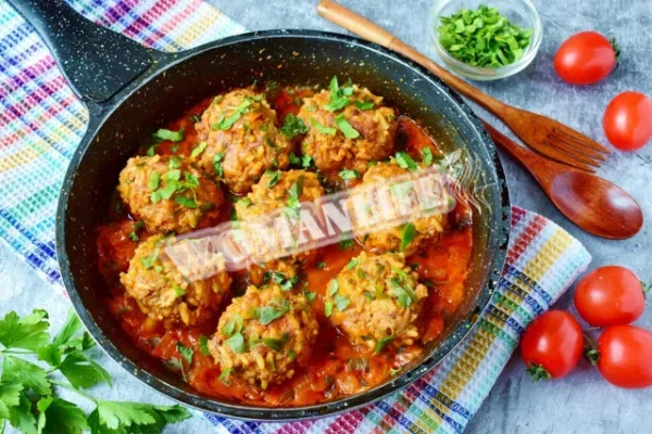 Фарш з їжаків з рисом на сковороді з підливою