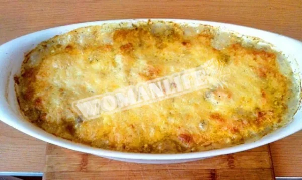 Картопля з куркою, запечена у вершково-часниковому соусі