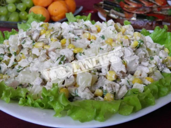 Шанхайський салат з куркою, ананасами і грибами
