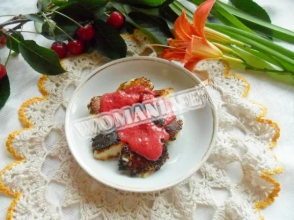 Манні вареники з вишневим соусом