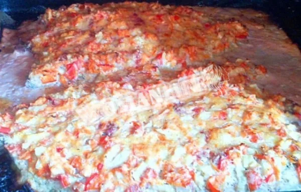Щука, запечена в духовці зі сметаною і овочами
