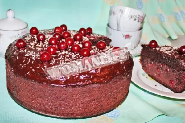 Шоколадний торт П'яна вишня з коньяком і кокосом