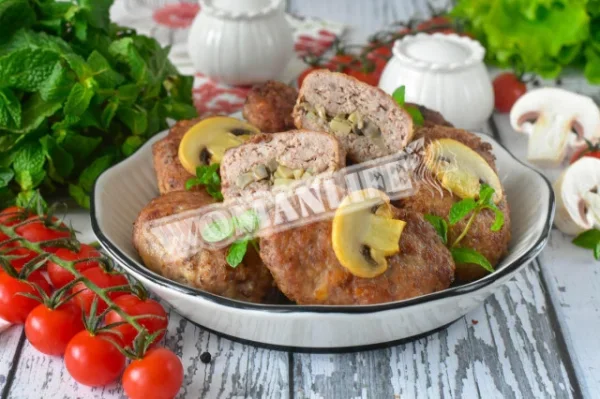 Котлети, фаршировані грибами