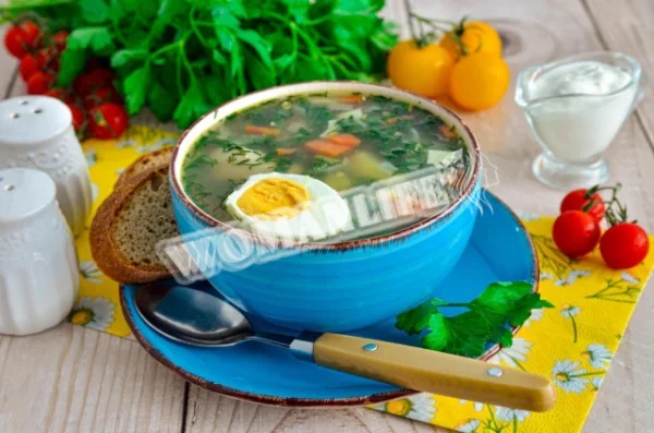 Суп з кропиви з яйцем, картоплею та куркою