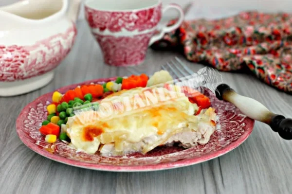 Запечена в духовці курка з ананасами і сиром