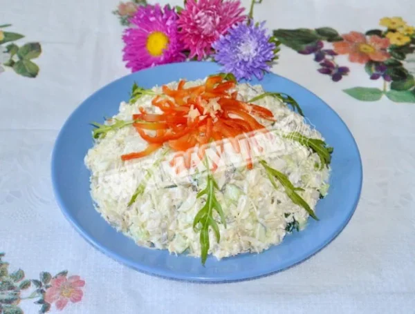 Вишуканий салат з куркою та грибами