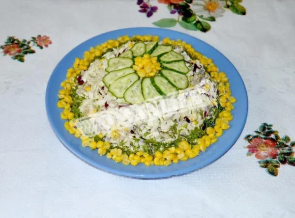 Салат з консервованими печерицями і кукурудзою