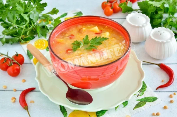 Гороховий суп з копченою куркою