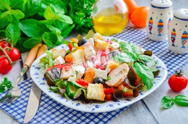 Грецький салат з грінками і куркою