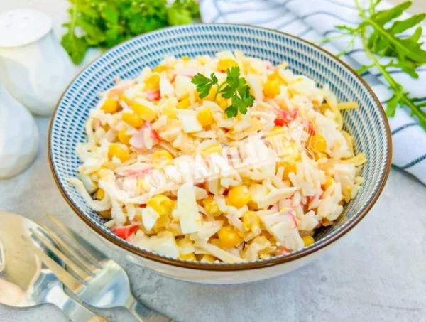 Салат з крабовим м'ясом і кукурудзою
