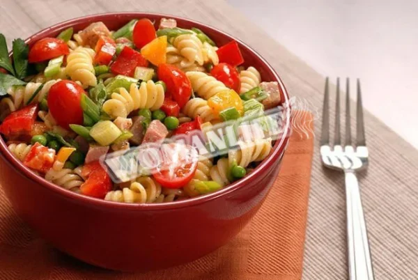 Італійський салат з шинкою, сиром і овочами