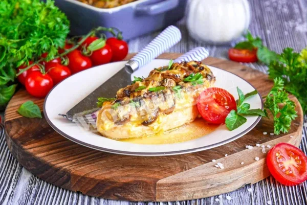 Куряче філе з грибами і сиром в духовці