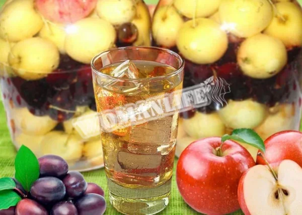 Компот з фруктів, яблук і слив