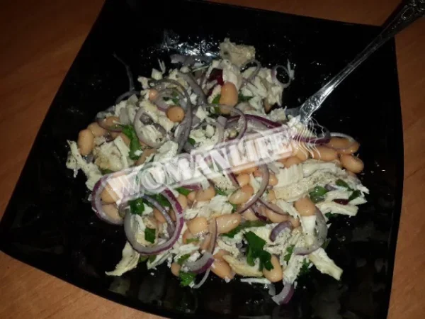 Легкий салат з білої квасолі та курки