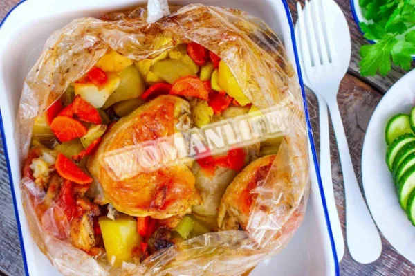 Курка з овочами в рукаві в духовці