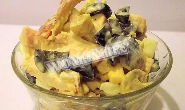 Салат з курки з оливками