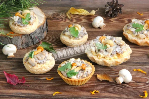 Тарталетки з куркою, грибами і сиром в духовці