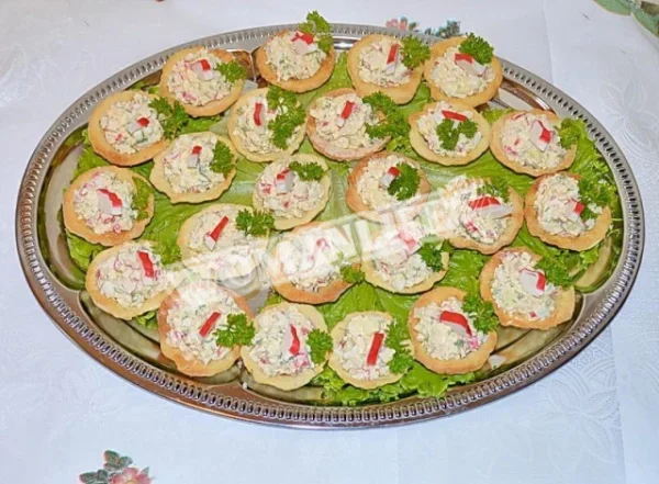 Тарталетки, фаршировані крабовими паличками