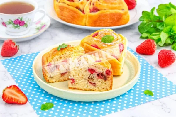 Булочки з полуницею